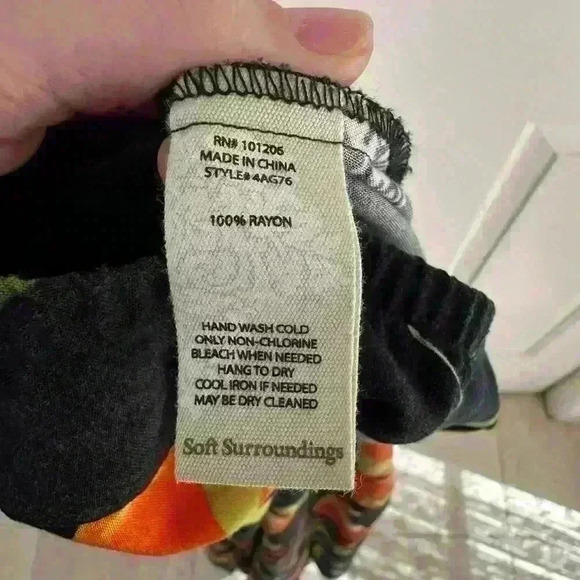 Soft Surroundings Womens
Midi Skirt‎ Size L Black
Colorful Floral Butterfly Zip - Picture 6 of 6